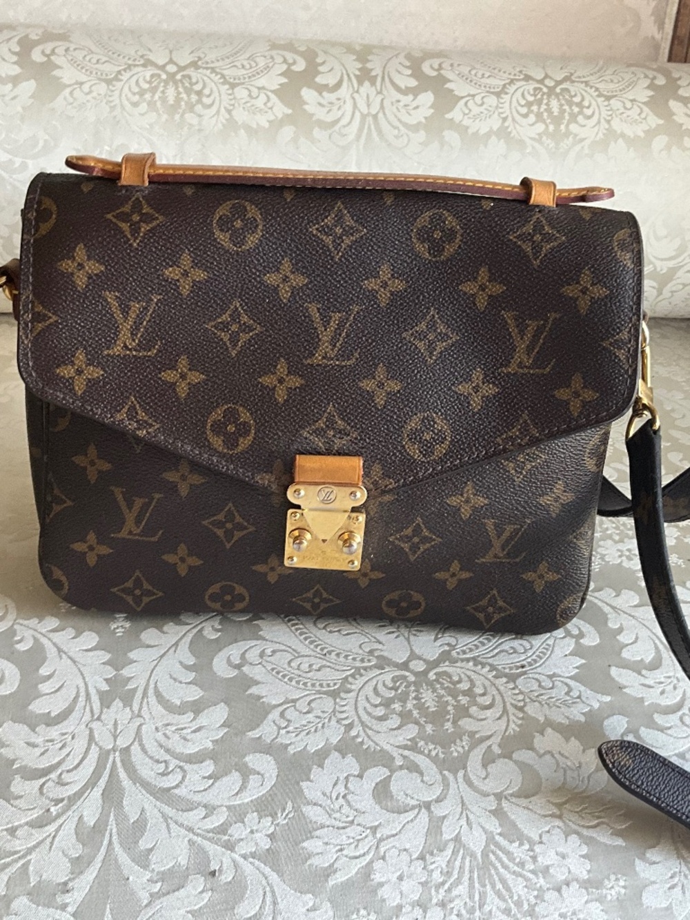 Authentic Louis Vuitton Pochette Métis, Monogram Canvas